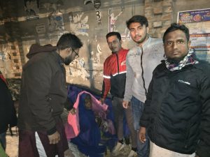 শীতের উপহার তুলে দিচ্ছেন অধিকার মানব কল্যাণ সংস্থা এর সদস্যরা
